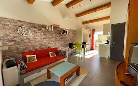 Maison F2, neuve au calme avec jardinet